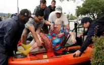 Mỹ tăng cường đối phó bão Harvey