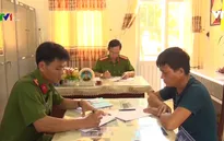 Ăn mặc bảnh bao, đi ô tô, giả nhân viên công ty năng lượng lừa đảo người dân