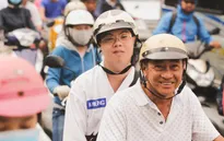 Cảm phục người cha 28 năm giúp con trai bệnh down thành người bình thường