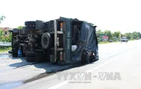 Tránh ô tô ngược chiều tại khúc cua, xe tải lật chắn ngang đường