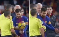 Messi dùng tay minh họa bàn thắng hợp lệ của Barcelona