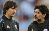 Maradona gạt phăng việc "đâm sau lưng" Messi