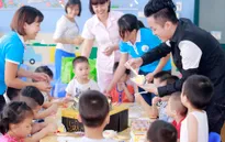 Tùng Dương xúc động trao quà cho trẻ tự kỷ