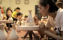 VTV Cup Tôn Hoa Sen 2017: Người đẹp bóng chuyền khoe sắc tại làng gốm Chu Đậu