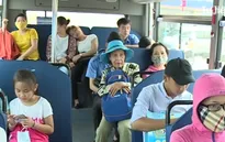 Tặng hoa hồng và phát vé xe bus miễn phí cho hành khách nữ nhân ngày 8/3