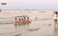 Nắng nóng, người dân miền Trung đổ xô ra biển giải nhiệt