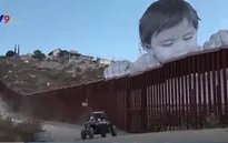 Chân dung cậu bé khổng lồ nhìn qua bức tường biên giới Mỹ - Mexico