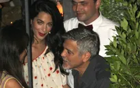 Vợ chồng George Clooney lần đầu xuất hiện bên nhau sau khi đón cặp sinh đôi