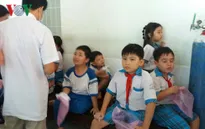 Kiểm tra mẫu thức ăn khiến hơn 100 học sinh bán trú bị ngộ độc thực phẩm