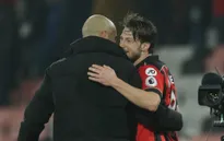 "Soái ca" Guardiola đốn tim đối thủ bại trận bằng hành động cực đàn ông