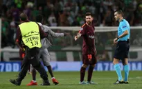 Messi được fan cuồng hôn chân ngay trên sân