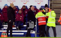 Fan cuồng bất ngờ lao vào sân đòi "xử" Pep Guardiola