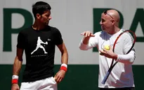 Nole vẫn trông cậy cả vào Agassi