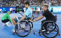 Novak Djokovic trải nghiệm cảm giác của các VĐV paralympic trước thềm Australian Open