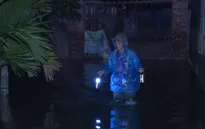 Hàng nghìn hộ dân ở Hà Nội vẫn bị nước lũ cô lập sau vỡ đê