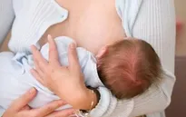 Nuôi con bằng sữa mẹ đặc biệt quan trọng trong những năm đầu đời của trẻ