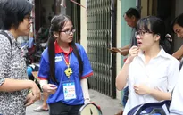 Nữ sinh viên tình nguyện dùng ngôn ngữ đặc biệt hỗ trợ thí sinh khiếm thính