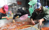 Sôi động chợ Tết phục vụ lễ cúng ông Công ông Táo