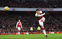 Vượt mặt Cantona, Ozil xứng danh “vua chuyền” ở Ngoại hạng