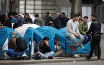 Pháp đưa 2.500 người nhập cư ở Paris tới nơi ở tạm khác