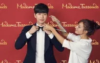 Park Hae Jin hào hứng đo đạc để làm tượng sáp