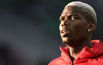 Nóng: Từ chối ký tặng, Pogba bị ném đĩa vào người?