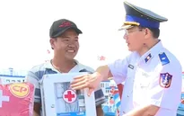 Cảnh sát biển phát thuốc miễn phí cho ngư dân đảo Phú Quý