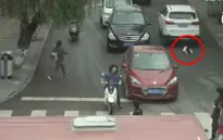 Bé gái Trung Quốc thoát chết kỳ diệu sau khi bị 2 ô tô đâm