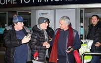 HLV Mourinho tặng gối cho CĐV