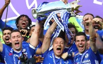 Khoảnh khắc các cầu thủ Chelsea nâng cúp vô địch Ngoại hạng Anh