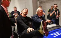 Ibra đi xe golf vào sân nhận cúp Europa League