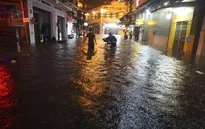 Trung tâm phố cổ Hà Nội tiếp tục ngập sâu trong biển nước