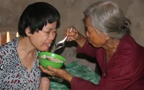 Xót xa cảnh mẹ già gần 80 tuổi lầm lũi nuôi con bệnh tật