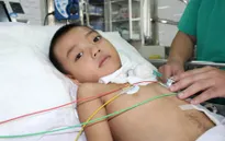 Ánh mắt đau đớn của bé trai bị cắt lìa cổ họng