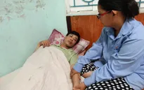 Vợ trẻ ôm 3 con thơ bất lực nhìn chồng chống chọi với bệnh hiểm nghèo