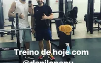 Diego Costa lao vào tập gym ở Brazil, phớt lờ đe dọa trừ lương