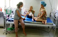 Bà ngoại kiệt sức chăm con và cháu ung thư giai đoạn cuối