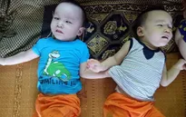 Mẹ đau đớn khi hai con song sinh bị bại não