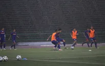 ĐT Việt Nam đội mưa tập luyện làm quen sân National Olympic