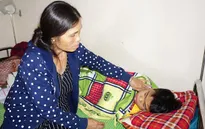 Mẹ bỏ đi biệt tích, cậu bé mồ côi cha chống chọi với bệnh viêm cầu thận cấp