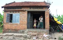 Không nhà, không tiền, 5 mẹ con sống “lay lắt” với 15kg gạo của nhà chùa