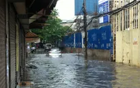 Nước ngập trong các ngõ xóm Hà Nội sau cơn mưa lớn
