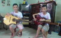 Tiếng đàn xót xa của hai anh em sinh đôi mù lòa