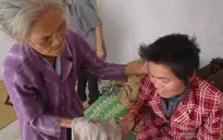 Mẹ đau đớn nhìn con bị xích chân đến rướm máu