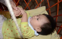 Ánh mắt đáng thương của bé 15 tháng tuổi mắc chứng bại não
