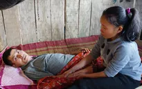 Người mẹ nghẹn ngào trước cảnh con mắc bệnh tim, chồng ung thư chờ chết