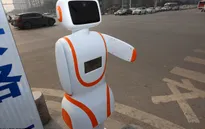 Robot ngăn người đi bộ qua đường sai vị trí