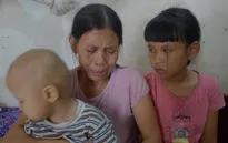 Ánh mắt đáng thương của cô bé 3 tuổi bị ung thư thận