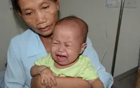 Tiếng khóc xé lòng của bé 11 tháng tuổi mắc ung thư máu cấp lai tủy
