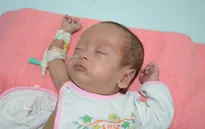 Mong manh sự sống của bé 4 tháng tuổi cùng lúc mắc tim bẩm sinh và nấm máu